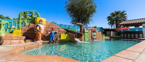 สระว่ายน้ำกลางแจ้ง