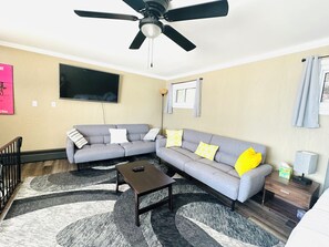 スマートテレビ、暖炉、書庫