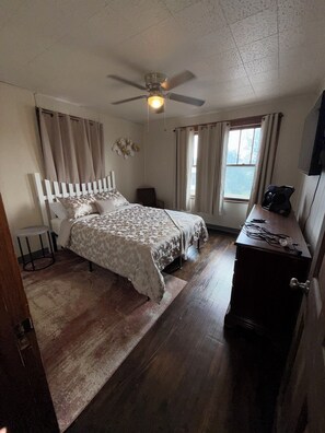 5 bedrooms, iron/ironing board, free WiFi, bed sheets