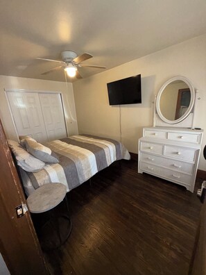 5 bedrooms, iron/ironing board, free WiFi, bed sheets