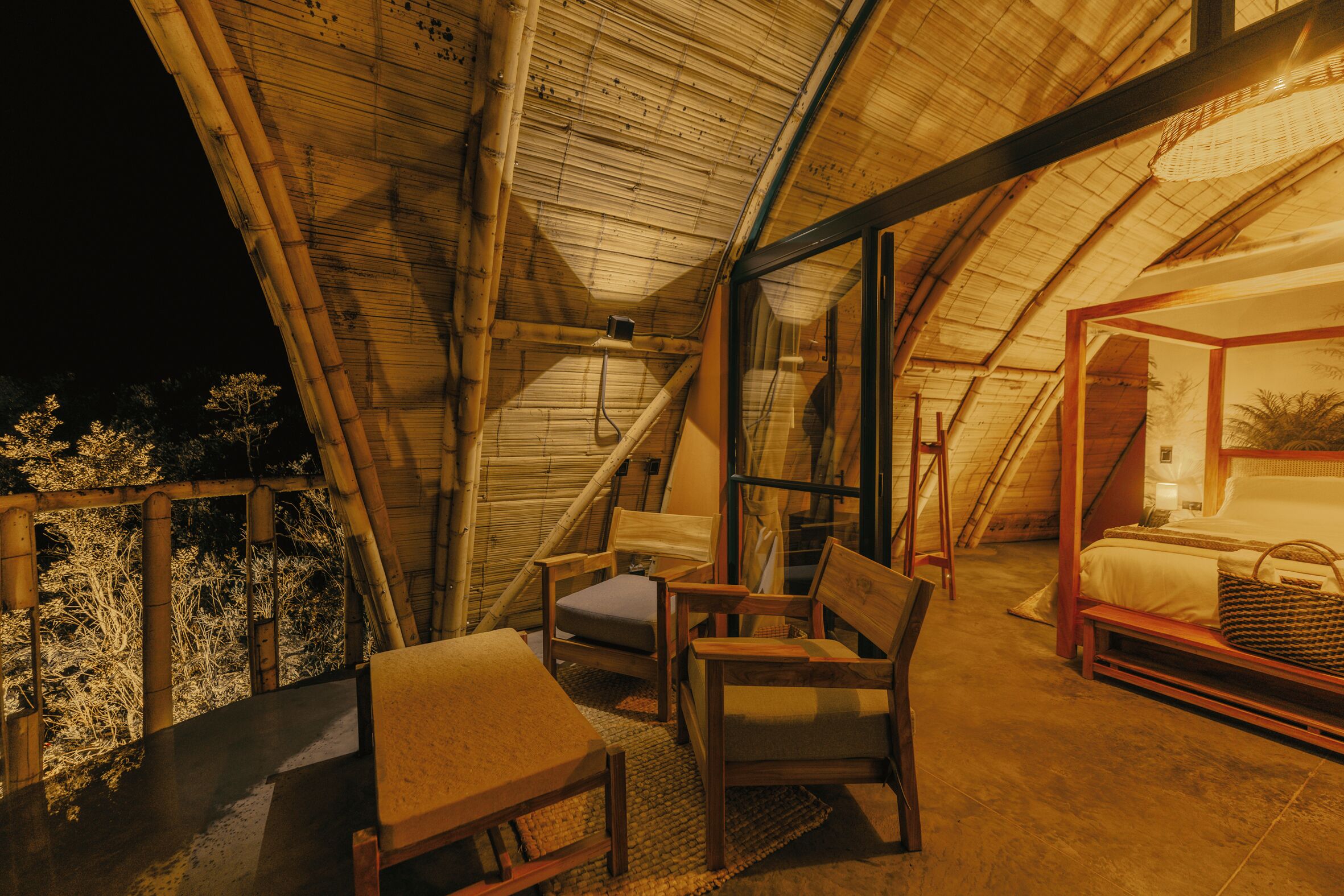 Une pièce confortable et bien éclairée, avec un lit, une chaise en bois et une table.