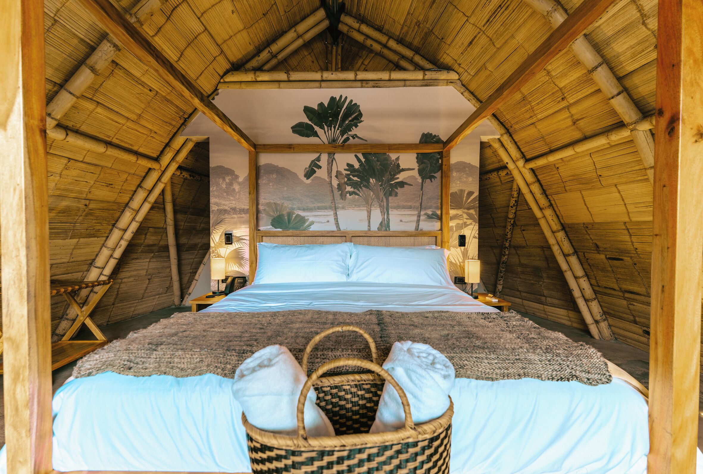 Safe på rommet, skrivebord og skrivebord for bærbar PC