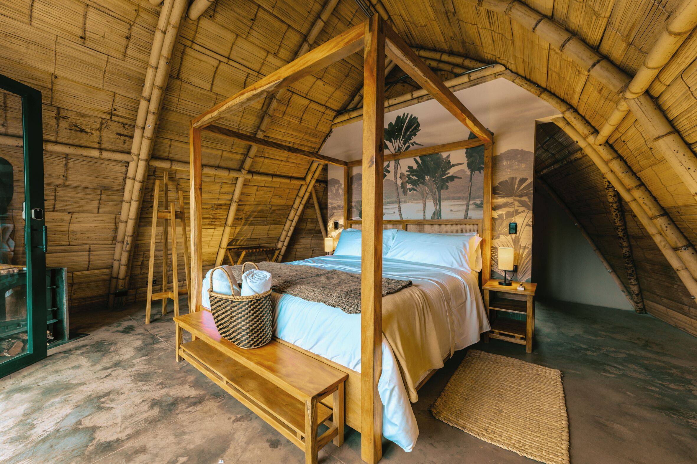 Safe på rommet, skrivebord og skrivebord for bærbar PC