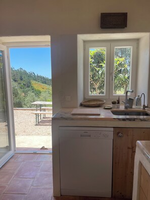 Ovn, kokeplater og oppvaskmaskin