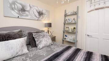 2 Schlafzimmer, individuell dekoriert, individuell eingerichtet