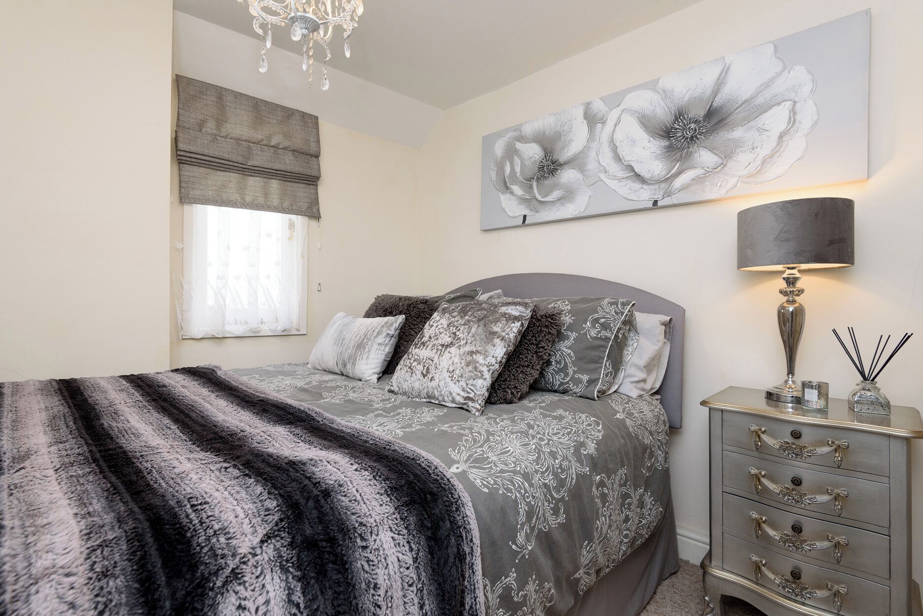 2 عدّة غرف نوم وبديكورات فريدة لكل غرفة وطراز فريد لكل وحدة