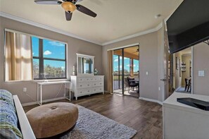 Living area - RARELY AVAILABLE 3 Bedroom/2 Bath (Bradenton)