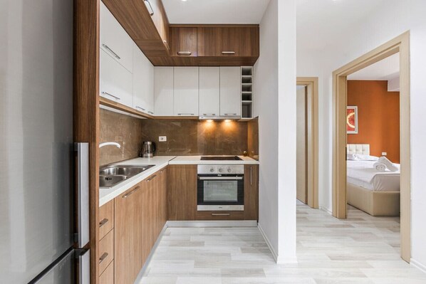 Fridge, oven, stovetop, cookware/dishes/utensils