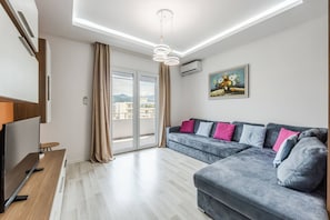 TV - Beachside Modern Apartment by PikHost (Vlorë)