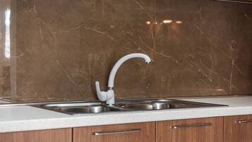 Réfrigérateur, four, plaque de cuisson