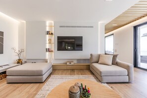 Smart TV, fireplace, ping pong, stereo - Horizon Villa | Luxurious Lakefront Retreat (Shiroka)