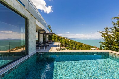 Horizon Villa: Luxurious Lakefront Retreat by PikHost