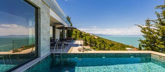 Horizon Villa: Luxurious Lakefront Retreat by PikHost