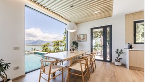 Une cuisine moderne avec vue sur une piscine et des montagnes.