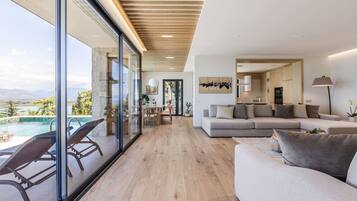 Smart TV, fireplace, table tennis, stereo