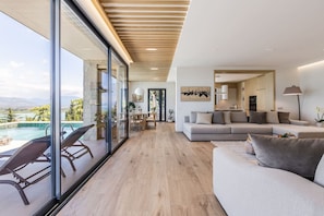 Smart TV, fireplace, table tennis, stereo - Horizon Villa | Luxurious Lakefront Retreat (Shiroka)
