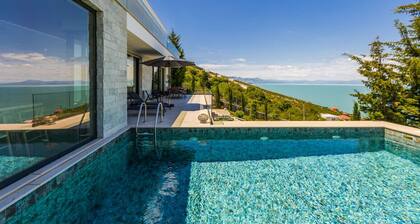 Horizon Villa: Luxurious Lakefront Retreat