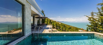 Horizon Villa: Luxurious Lakefront Retreat