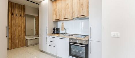 Kühlschrank, Ofen, Herdplatte, Wasserkocher mit Kaffee-/Teezubehör