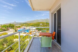 Outdoor dining - Orikum Seaview Family Stay (Orikum)