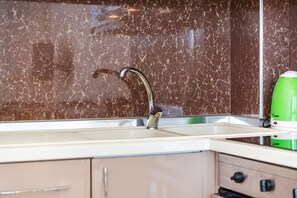 Fridge, oven, stovetop, toaster - Orikum Seaview Family Stay (Orikum)