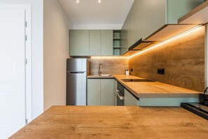 Jääkaappi, uuni, liesi, keittoastiat/astiat/ruokailuvälineet