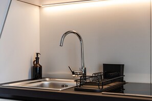 Stovetop, cookware/dishes/utensils