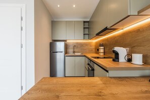 Fridge, oven, stovetop, coffee/tea maker