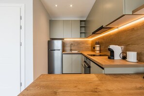 Réfrigérateur, four, plaque de cuisson, cafetière/bouilloire