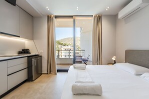 1 bedroom, iron/ironing board, WiFi, bed sheets - Luxury Studio with Free Parking by PikHost (Sarandë)