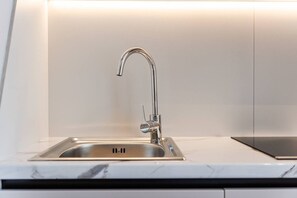 Stovetop, cookware/dishes/utensils