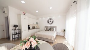 Un dormitorio moderno con cama, mesita de noche y un reloj de pared.