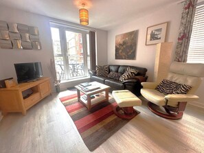 Smart TV - City Centre 2 Bedroom Ground Floor Flat with Parking (Chichester)