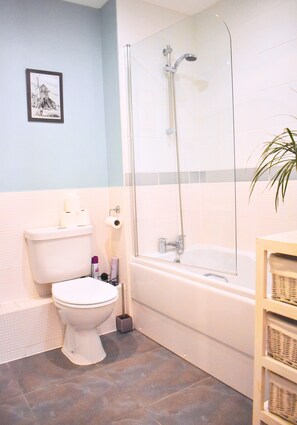 A bathroom with a toilet, a shower, and a bathtub. - City Centre 2 Bedroom Ground Floor Flat with Parking (Chichester)