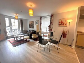 Smart TV - City Centre 2 Bedroom Ground Floor Flat with Parking (Chichester)