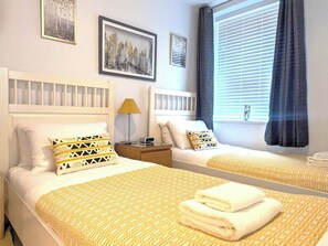 2 habitaciones, tabla de planchar con plancha y cuna de viaje