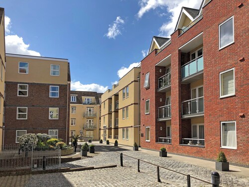City Centre 2 Bedroom Ground Floor Flat with Parking