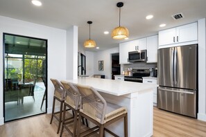 Fridge, microwave, oven, stovetop - X-mas Promo! Free Pool Heat! 7 min walk to Beach/JW! Golf! (Marco Island)