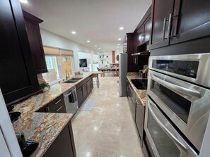 Microondas, horno, parrilla de estufa y lavavajillas