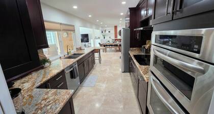 Amazing 4BR Favorite! Game Room, Large Backyard and Parking