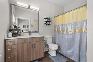 Shower, hair dryer - Bright 1BR by the Gulch w/ shared pool (Nashville)