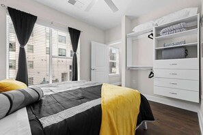 1 bedroom, iron/ironing board, WiFi, bed sheets - Bright 1BR by the Gulch w/ shared pool (Nashville)