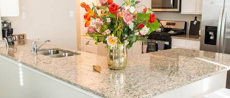 Een koelkast, een microgolfoven, een oven, een kookplaat