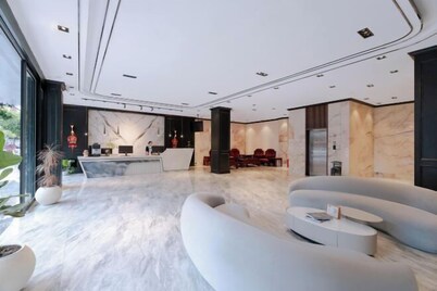 Ruili Elong R.YUN Hotel (Ruili Tourism Pedestrian Street)