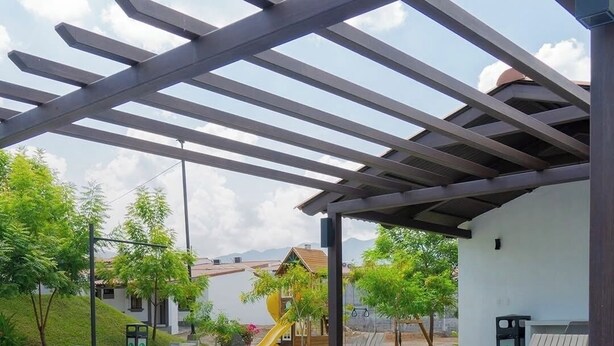 A swimming pool with a pergola overhead, a children's play area with a slide, and a lounge chair. - Beautiful house in the most exclusive area of ​​San Miguel (San Miguel)