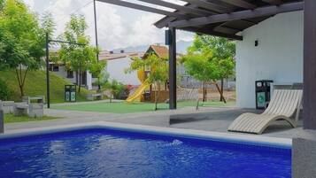 Una piscina al aire libre