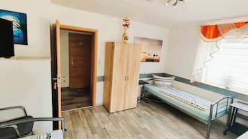 2 habitaciones, escritorio, tabla de planchar con plancha y wifi gratis