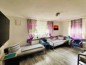 2 quartos, escrivaninha, ferros/tábuas de passar roupa