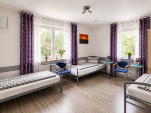 2 habitaciones, escritorio, tabla de planchar con plancha y wifi gratis 