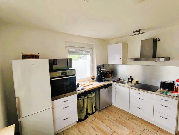 Réfrigérateur, micro-ondes, four, plaque de cuisson